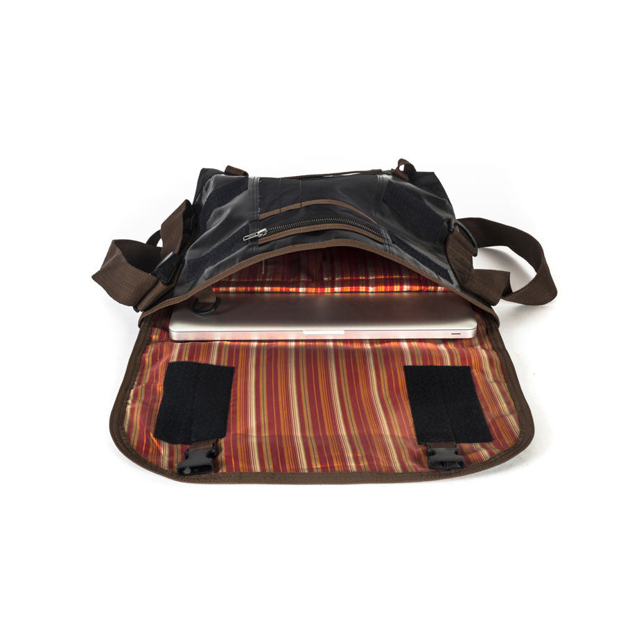Doer's Messenger Bag in Black Tarp [15"compatible]